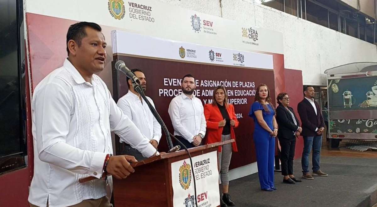 Jonathan Andrade Hernández realiza entrega de plazas en la SEV.