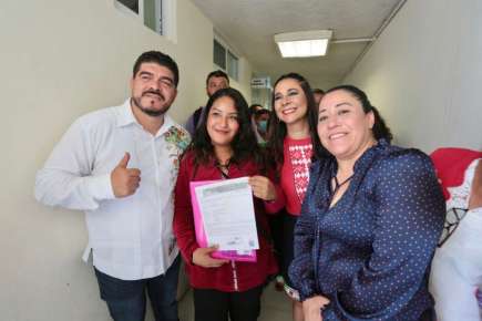 Zenyazen entrega más de 3 mil órdenes de presentación por cambio de adscripción a maestras y maestros
