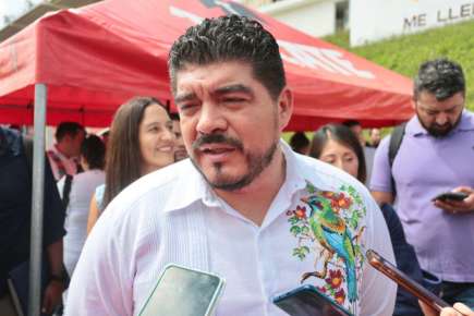 Zenyazen Escobar entrega más de tres mil cambios de adscripción a docentes