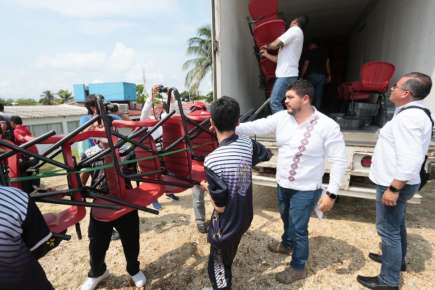 Zenyazen Escobar entrega pupitres y escrituras en el sur del estado