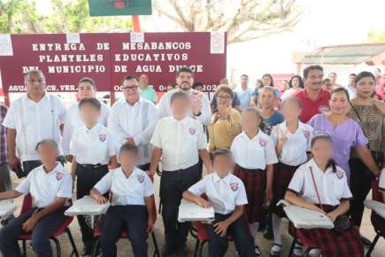 Zenyazen Escobar recorre escuelas en Agua Dulce