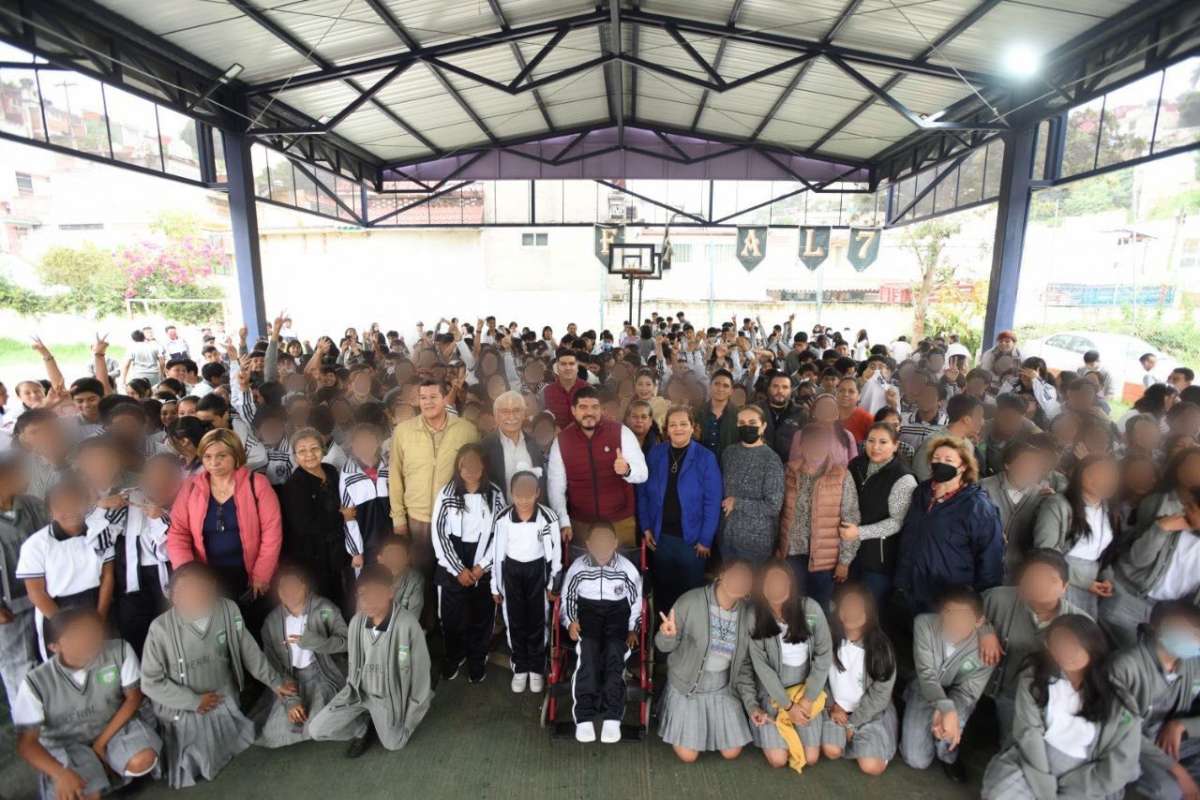 Zenyazen Escobar García cumple con alumnos y entrega mobiliario en Xalapa