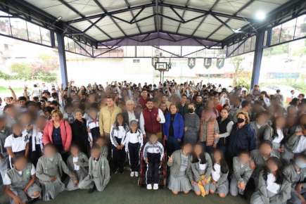 Zenyazen Escobar García cumple con alumnos y entrega mobiliario en Xalapa