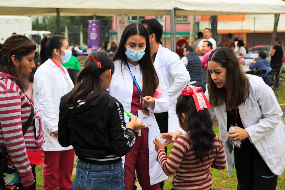 Llega "Salud en tu colonia" a Las Minas   * Participa personal de dependencias municipales, estatales e iniciativa privada   Xalapa, Ver.- Con el objetivo de acercar los distintos servicios de salud a la ciudadanía que lo requiere, el Ayuntamiento, a in