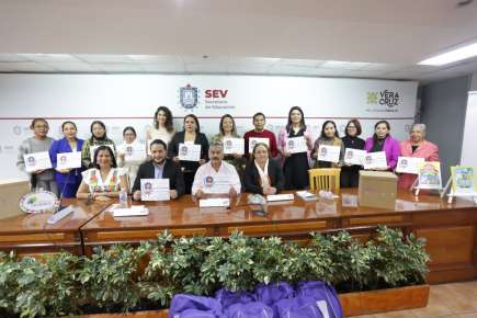 Entregan SEV y Nestlé mochilas del programa Niños Saludables en Coatepec y Veracruz