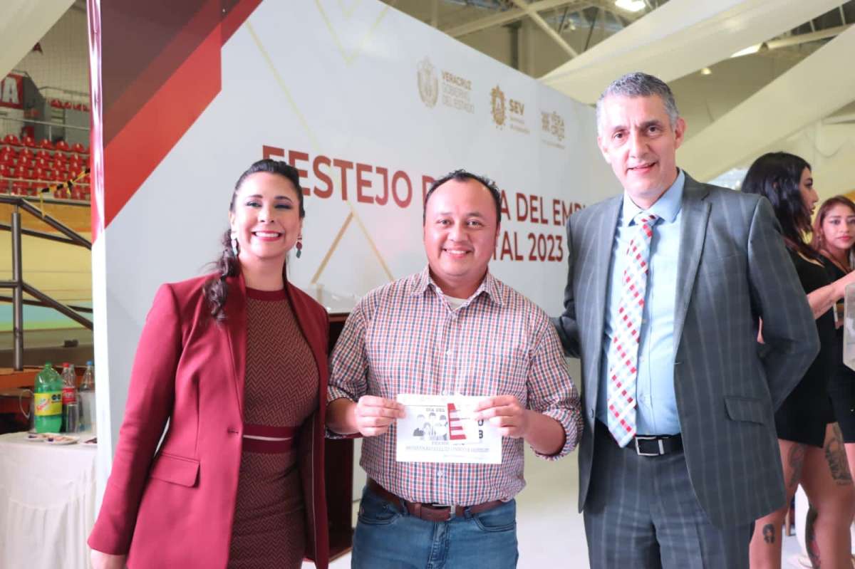 Festeja SEV a empleados estatales en su día
