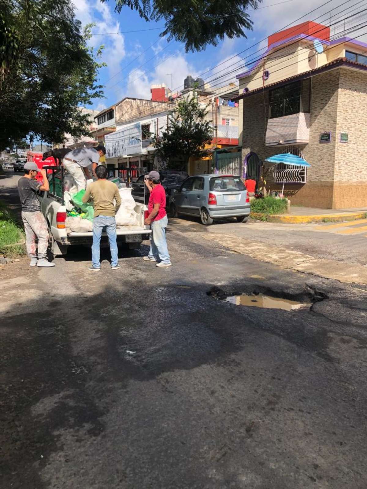 Vecinos de la calle Prolongación Acueducto, reparan baches ante    la indiferencia de las autoridades municipales a sus demandas 