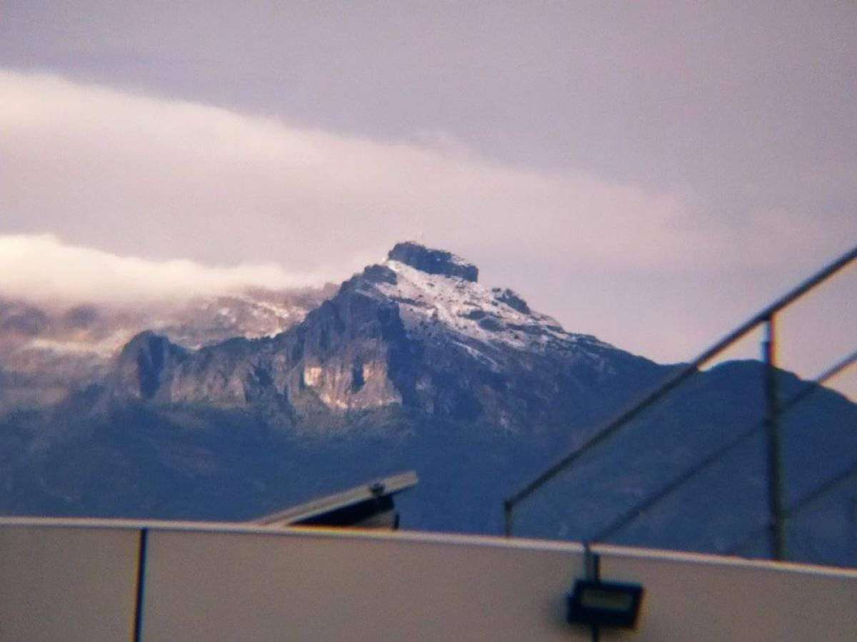 Cae primera nevada en el Cofre de Perote, recomiendan a la población acudir bien abrigada 