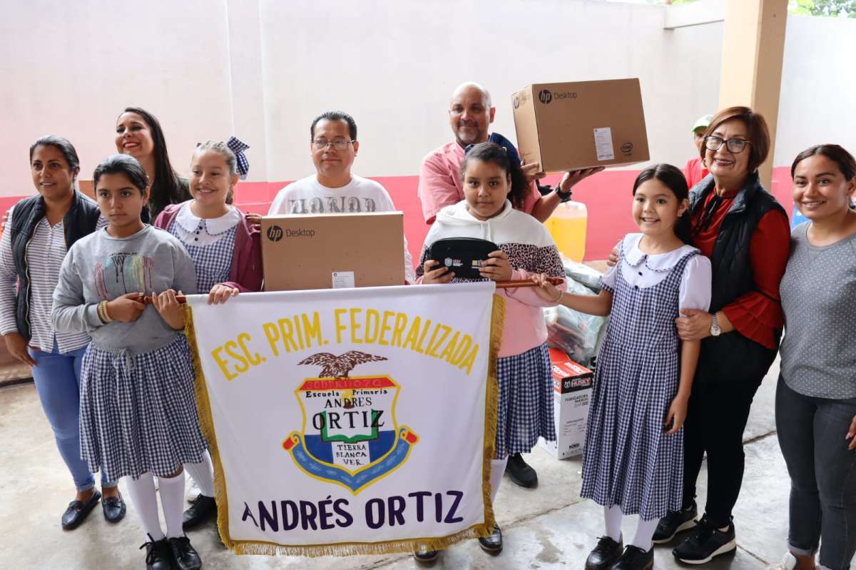 Margarita Corro Mendoza apoyando la educación.