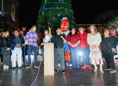 Disfrutan cordobeses encendido del pino navideño y espectáculo de pirotecnia