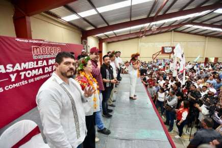 Zenyazen Escobar acompaña a Rocío Nahle García en asamblea informativa en Chicontepec