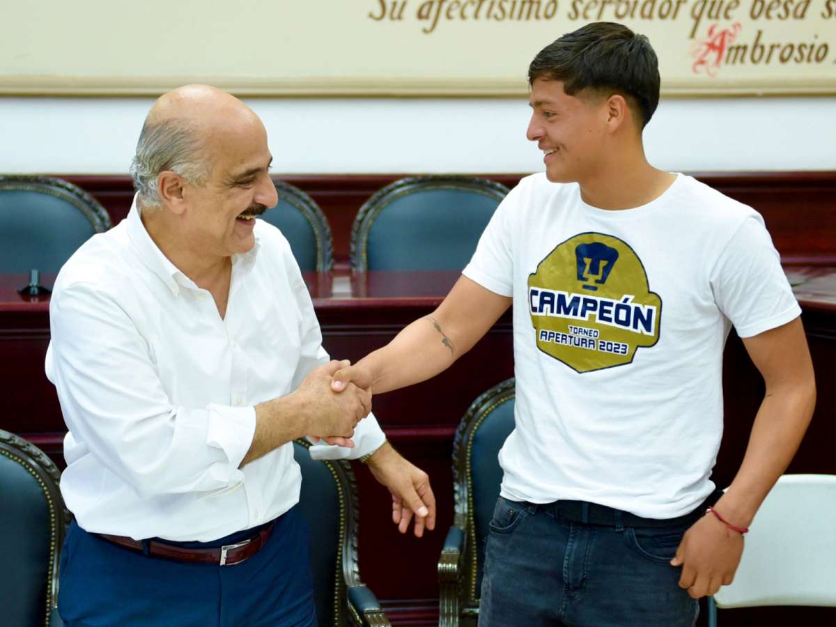 Recibe Ricardo Ahued a campeón juvenil de futbol