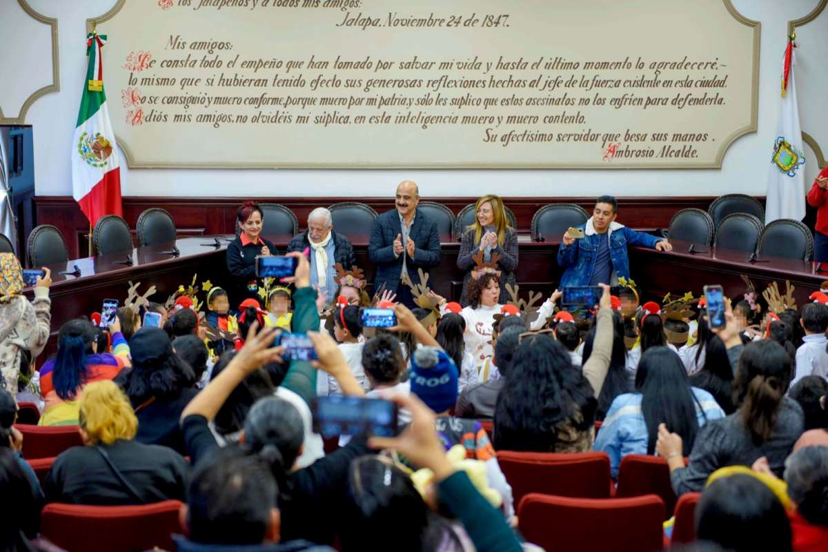 Recibe Ricardo Ahued a Coro Navideño