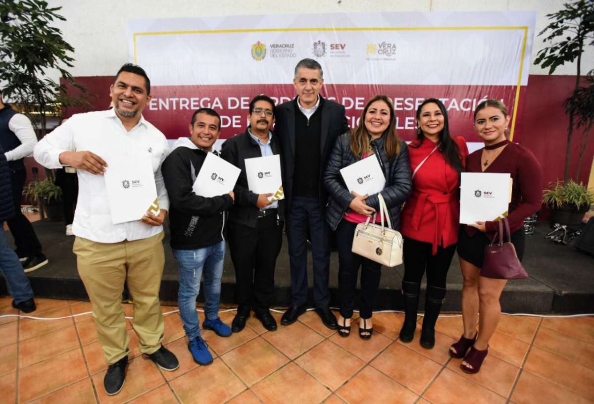 Entrega secretario de Educación horas adicionales a docentes