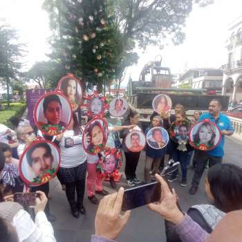 Colectivos de persona desaparecidas conmemoran un año más la    ausencia de sus familias, colocando 20 esferas con sus fotografías 