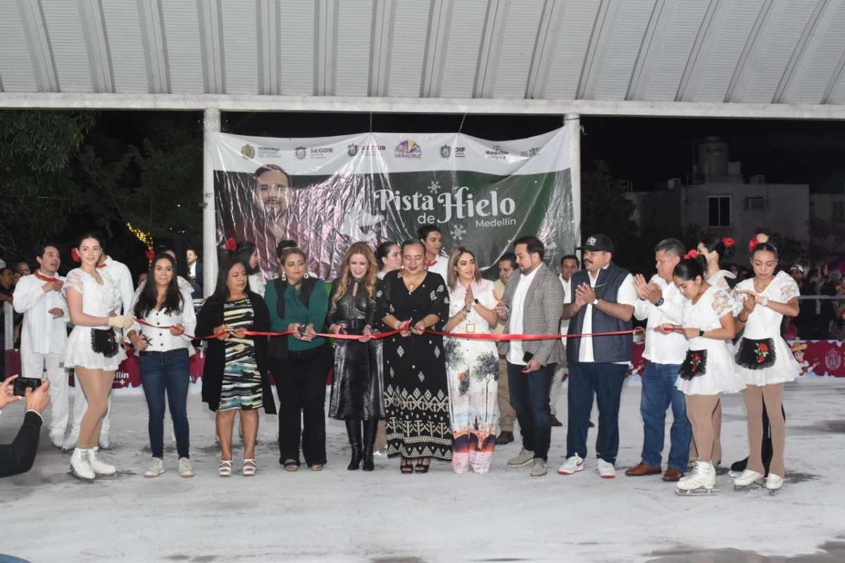 *Con miles de asistentes, inauguran espectacular pista de hielo en la Villa Navideña de Medellín*
