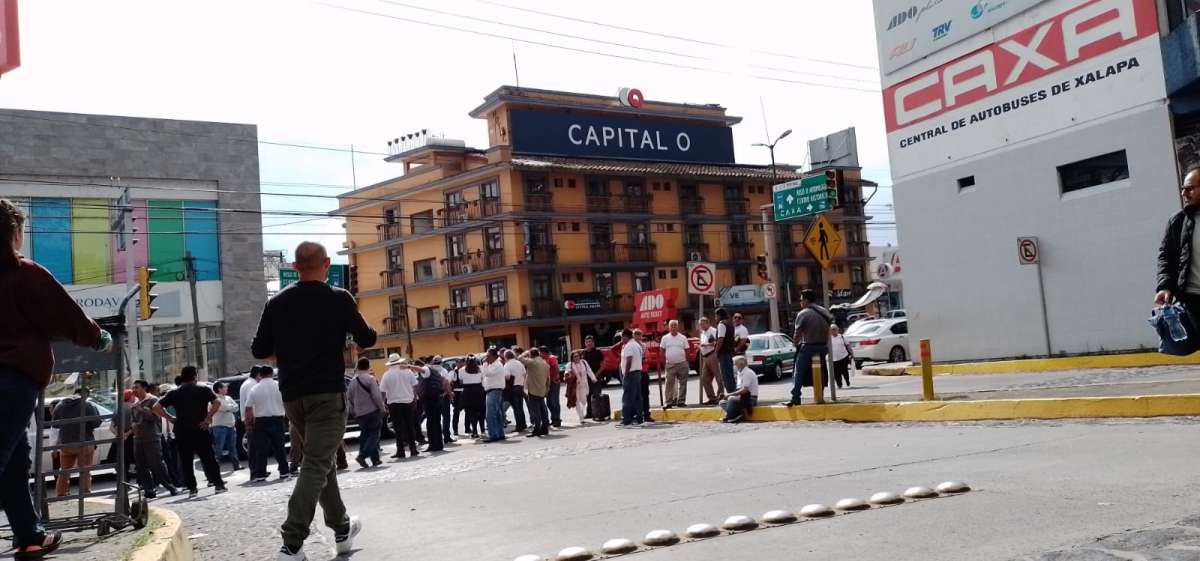 Agremiados de Sopaver bloquean acceso de taxis a la Central de Autobuses de Xalapa    