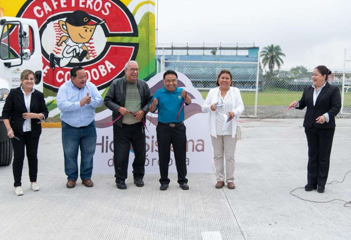 Entrega presidente Juan Martínez dos pipas de 10 mil litros para servicio de Hidrosistema