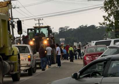 Bloquean vecinos de colonias de Emiliano Zapata la carretera Las Trancas-Coatepec en protesta por la falta de agua potable    