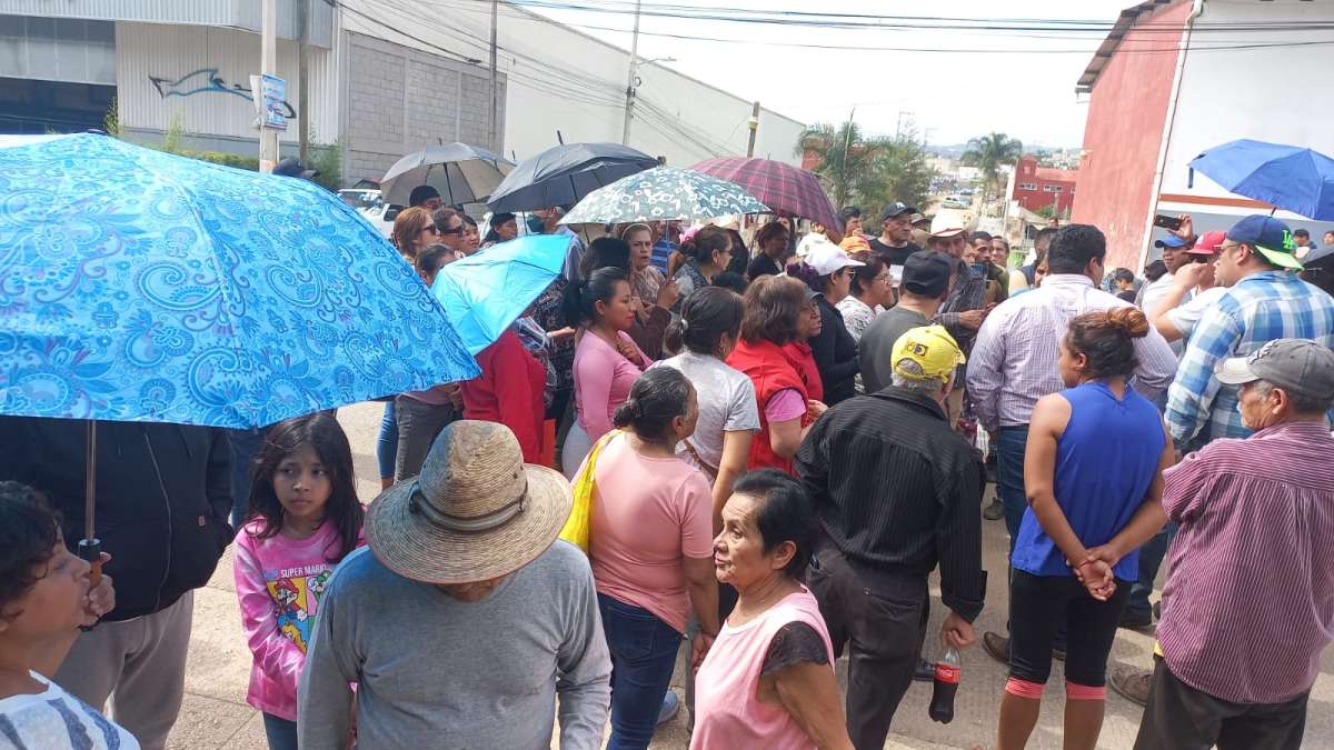 De nuevo vecinos de la colonia de Santa Lucía bloquearon carretera Las Trancas-Coatepec; enfrentan desabasto de agua potable     