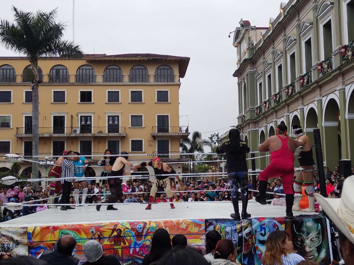 Disfrutan pequeños de espectáculo de luchas