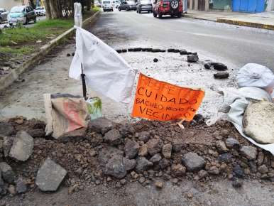 Ante nula respuesta del ayuntamiento local, vecinos arreglan baches de la calle Acueducto    