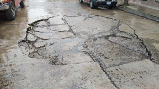 Más de 1 año y 1 mes lleva Obras Públicas municipales sin atender dos socavones en la colonia Obrero Campesina de Xalapa    