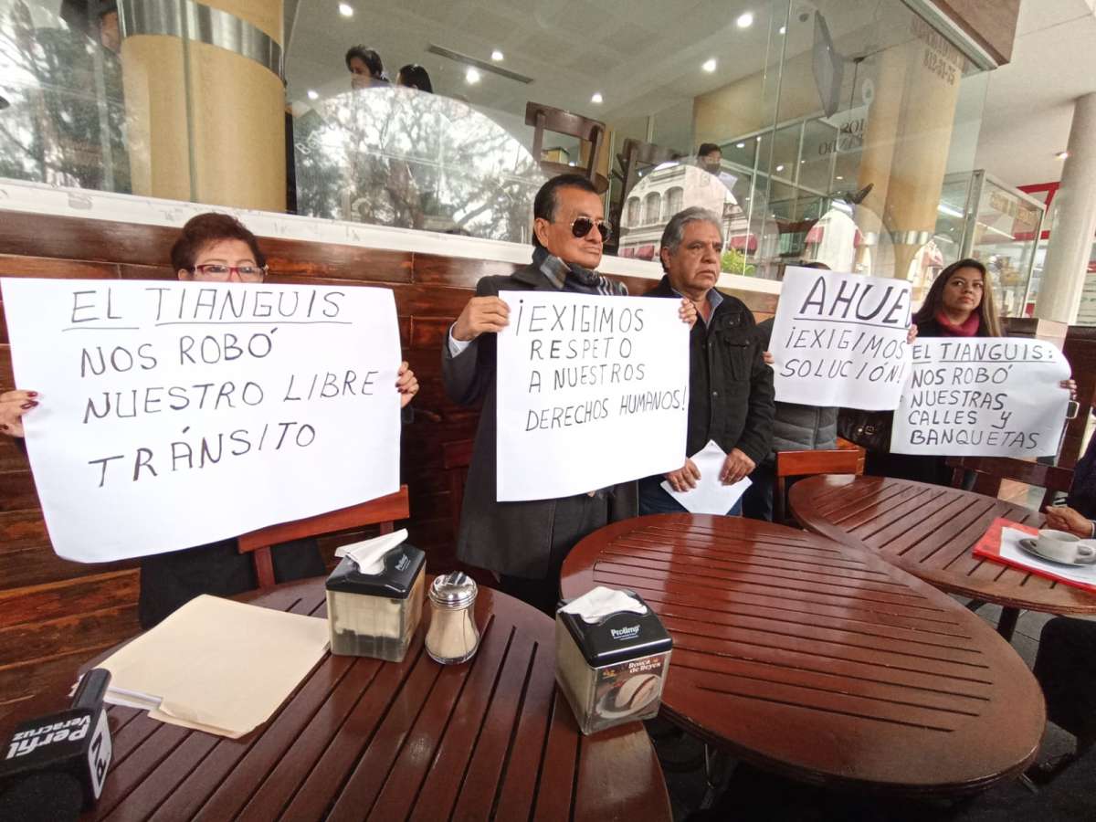 Denuncian vecinos que operación de tianguis de la calle Gildardo Avilés genera inseguridad en la zona, autoridades están rebasadas    