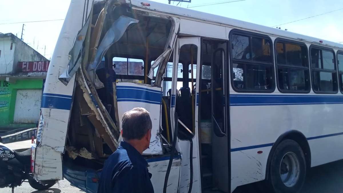 Autobús de Autotransportes Banderilla es impactado por el tren en la avenida Hernández Castillo de Xalapa    