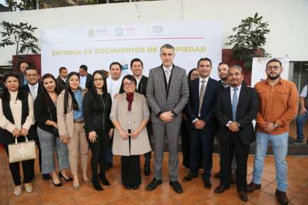 Avanza SEV en regularización de predios escolares; hoy entrega 50 documentos de propiedad