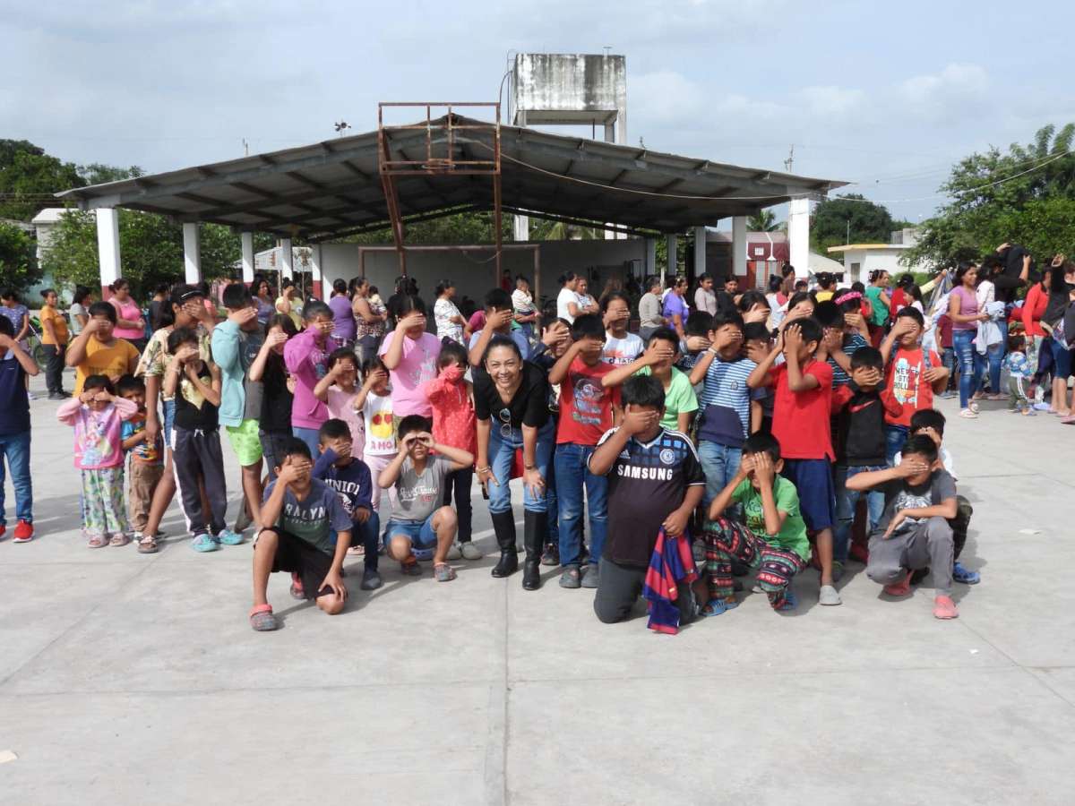 Red de Mujeres Huastecas Apoya con Ropa de Frío a Personas Vulnerables