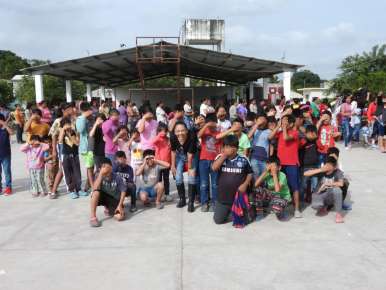 Red de Mujeres Huastecas Apoya con Ropa de Frío a Personas Vulnerables