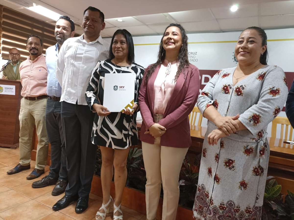 Gobierno de Cuitláhuac García da justicia social y certeza laboral a más de 100 maestros de Educación Indígena   