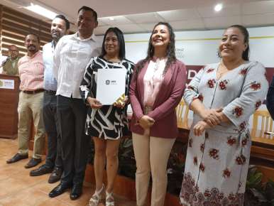 Gobierno de Cuitláhuac García da justicia social y certeza laboral a más de 100 maestros de Educación Indígena   