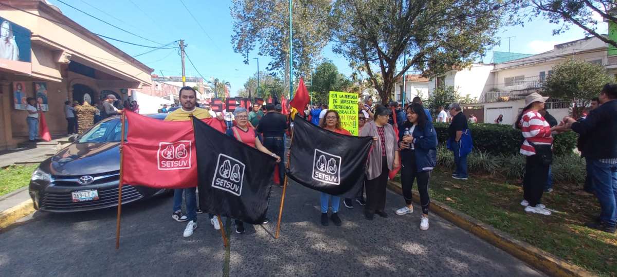 Marchan agremiados del SETSUV para exigir a la UV incremento salarial del 20%   