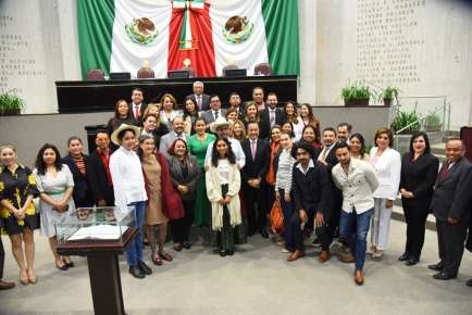 Entrega Poder Legislativo a Gilberto Gutiérrez la medalla Adolfo Ruiz Cortines