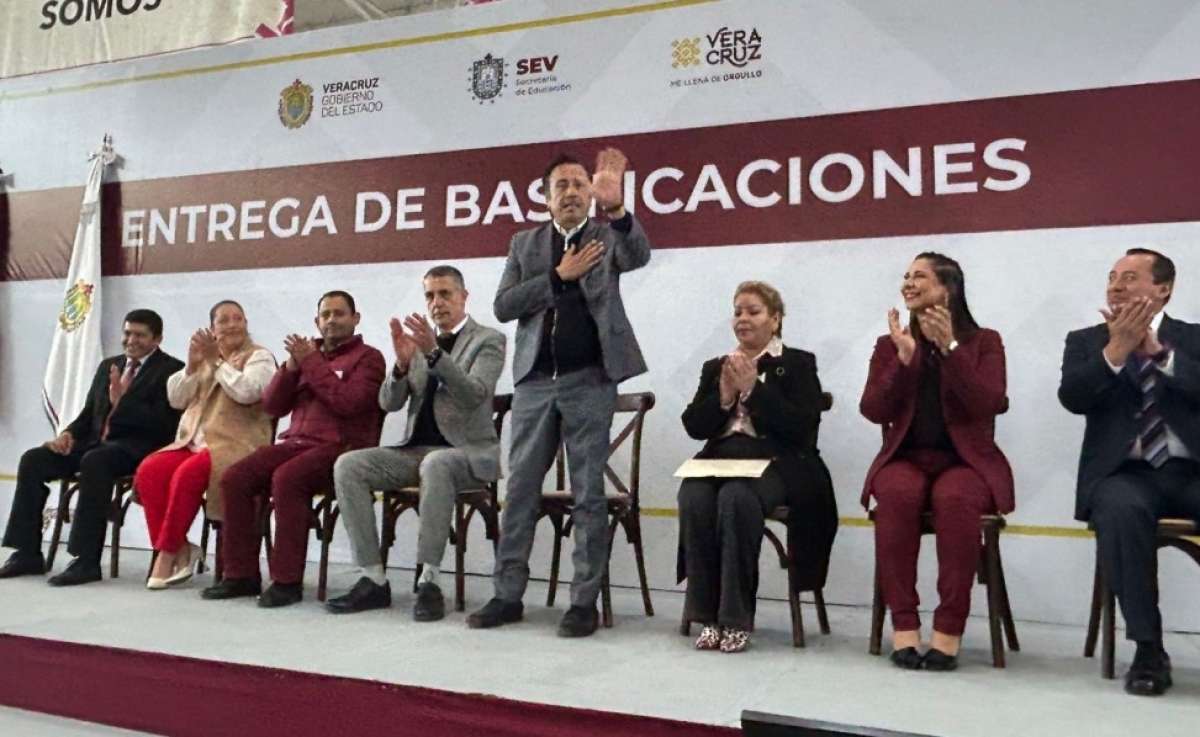 Basifican a más de 2,500 trabajadores de la educación, tanto del sistema federal como estatal, se les da certeza laboral   