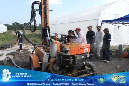 Realizan Práctica de Prueba Estudiantes de Ingeniería Petrolera     