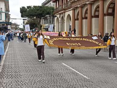 Marchan alumnos, padres de familia y maestros de la Táctica 3 contra la no violencia y por la paz   
