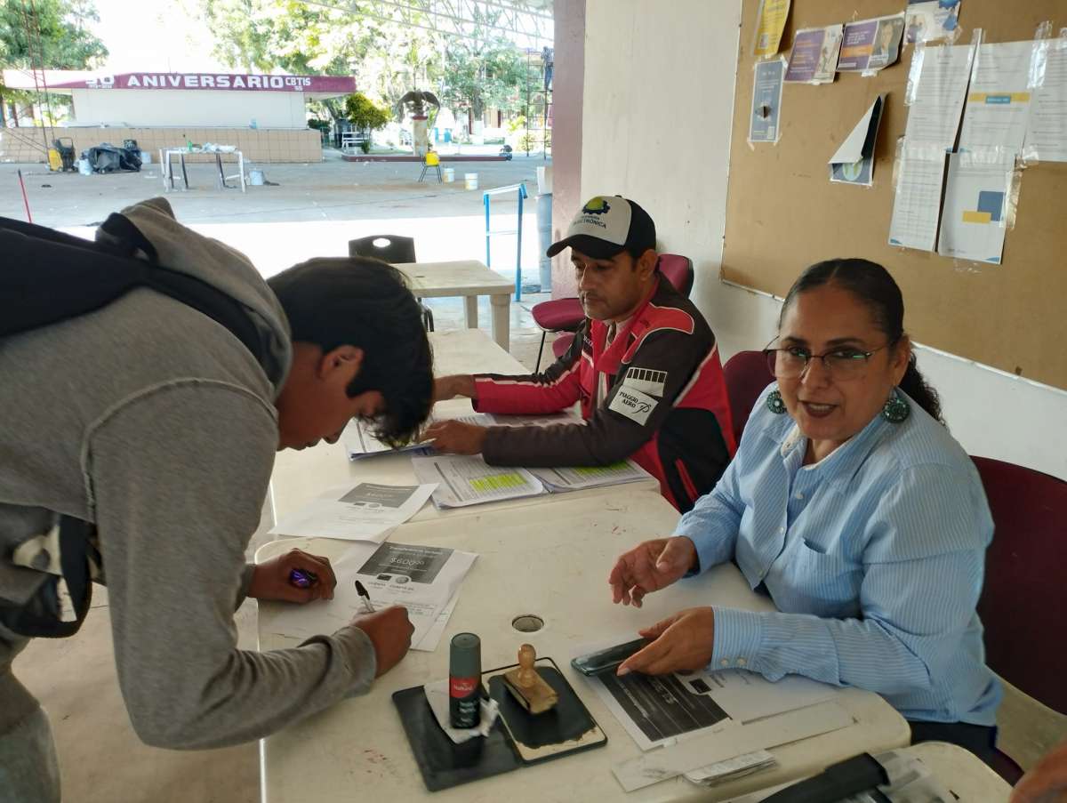 Dirección y Sociedad de Padres de Familia del CBTIS 55 de Pánuco Trabajan de Mano Paras Traer Beneficios al Plantel