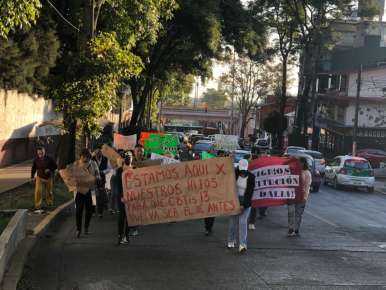 Se manifiestan padres se familia del CBTIS 13 de Xalapa, piden la destitución de su directora   