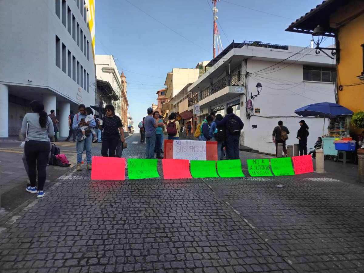 Bloquean el centro de Xalapa estudiantes de la UVI, protestan por la desaparición de la licenciatura de Agroecología y Soberanía Alimentaria   