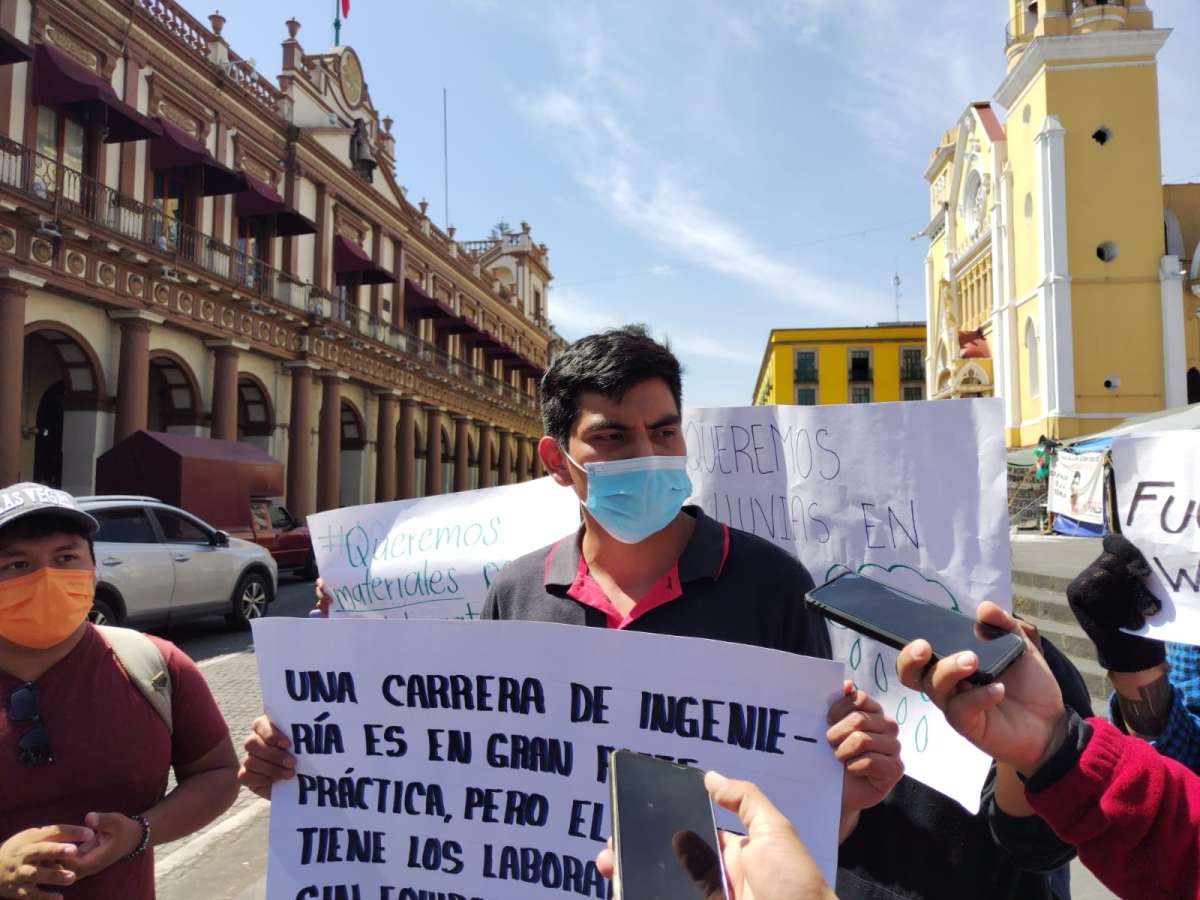 Se manifiestan estudiantes del Tecnológico de Xalapa, denuncian irregularidades y actos de corrupción cometidas por su director   