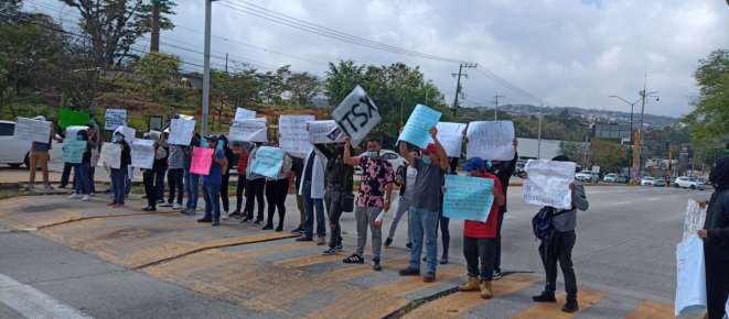 Estudiantes del Tecnológico bloquean intermitentemente la Avenida Arco Sur, insisten en la destitución de su director   