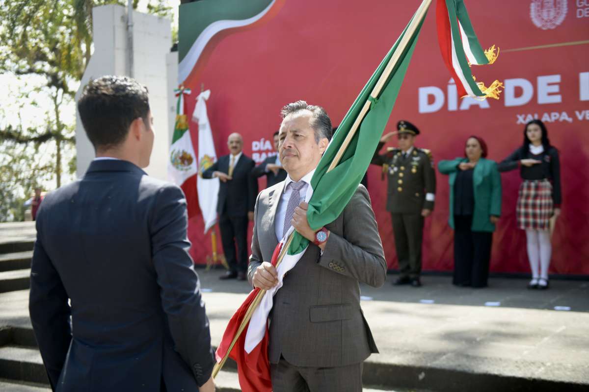 Con orgullo, Veracruz honra el símbolo de unidad más importante de México   