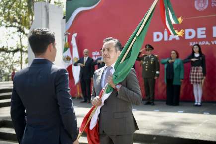 Con orgullo, Veracruz honra el símbolo de unidad más importante de México   