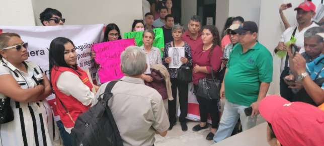 Petistas inconformes bloquean la calle Sebastián Camacho frente a las oficinas estatales de este instituto político   