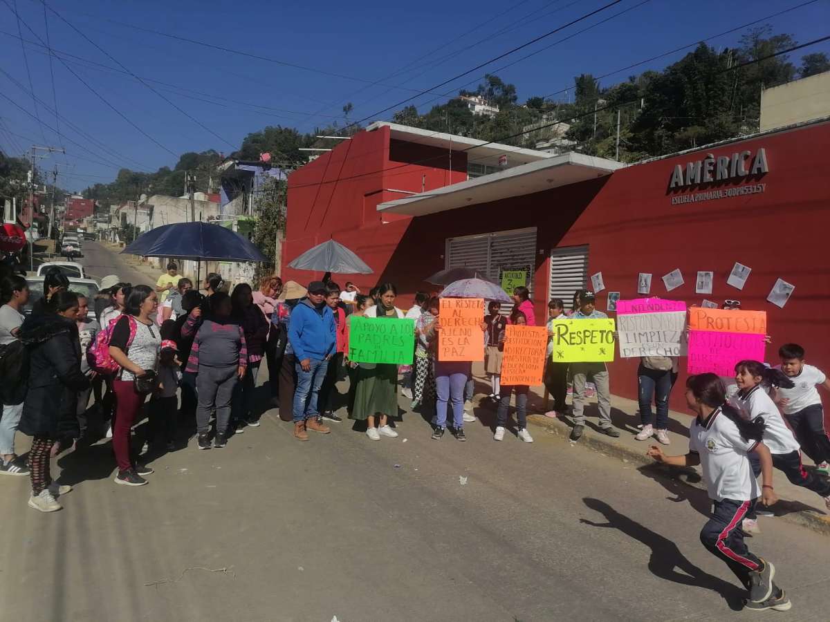 Padres de familia toman instalaciones de la Primaria Américas de Xalapa   