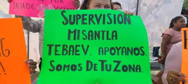 Padres de Familia del Telebachillerato de Juchique de Ferrer bloquean carretera que comunica a Colipa y Misantla, exigen asignación de docente   