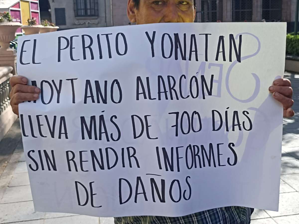 Se manifiestan habitantes de Alto Lucero en Xalapa, demandan reparación de sus viviendas dañadas por construcción de autopista   